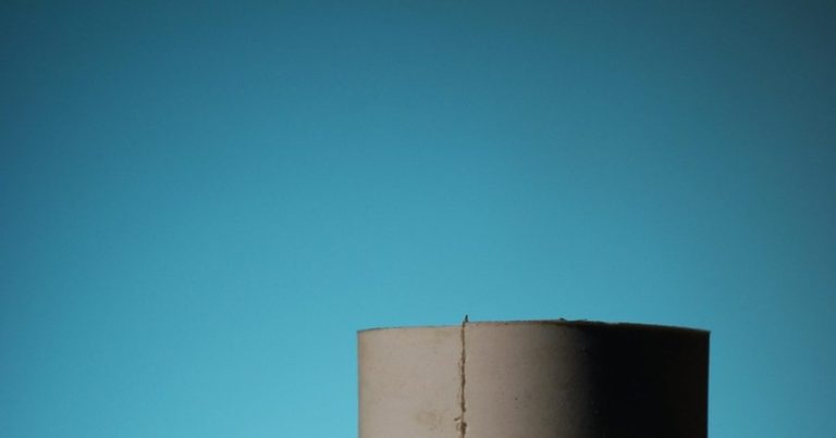 Peça de borracha moldada em forma de fole sobre fundo azul