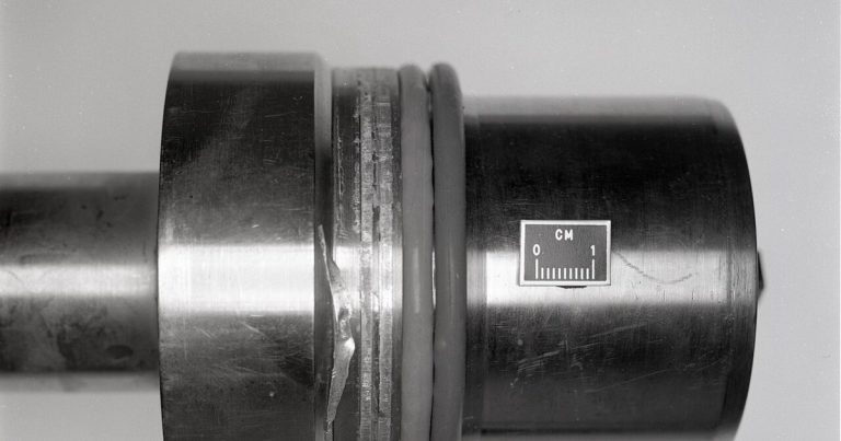 Eixo metálico com anéis o-ring montados nos canais de vedação
